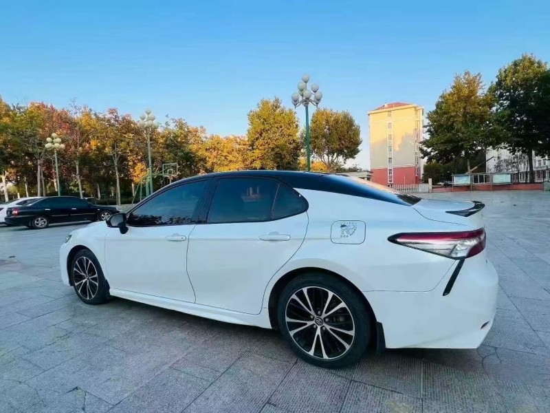 青岛19年丰田凯美瑞8