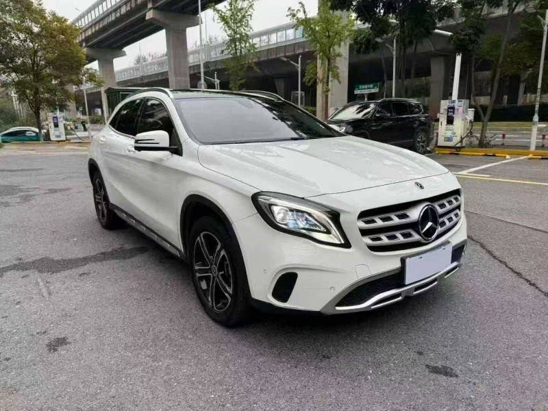 衡阳19年奔驰GLA3