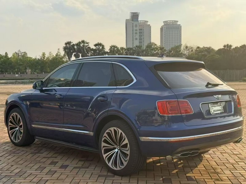 昆明19年宾利添越4