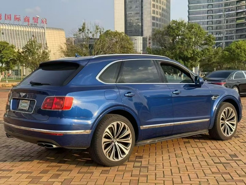 昆明19年宾利添越6