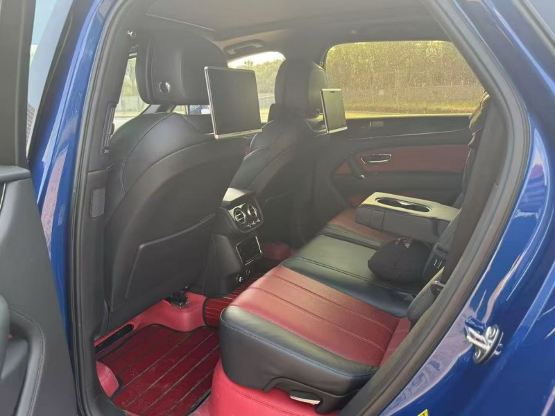 昆明19年宾利添越7