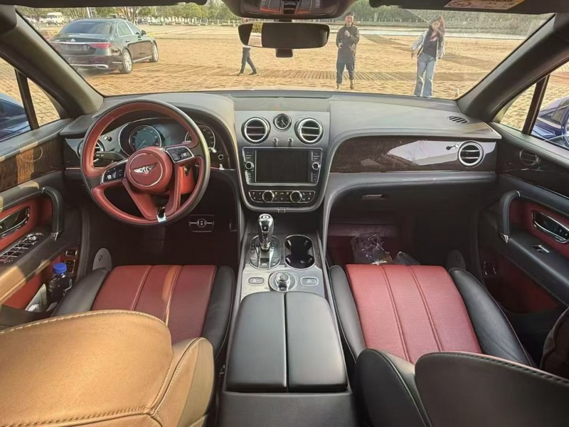 昆明19年宾利添越8