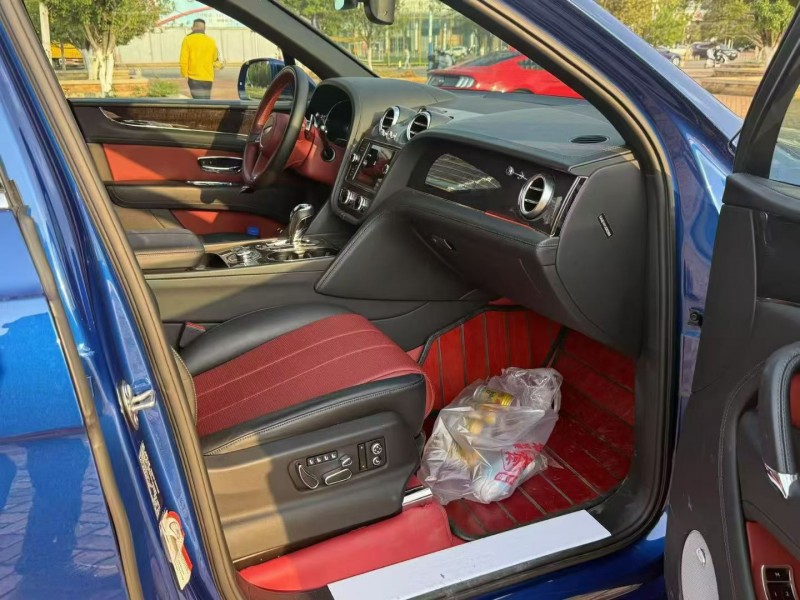 昆明19年宾利添越9