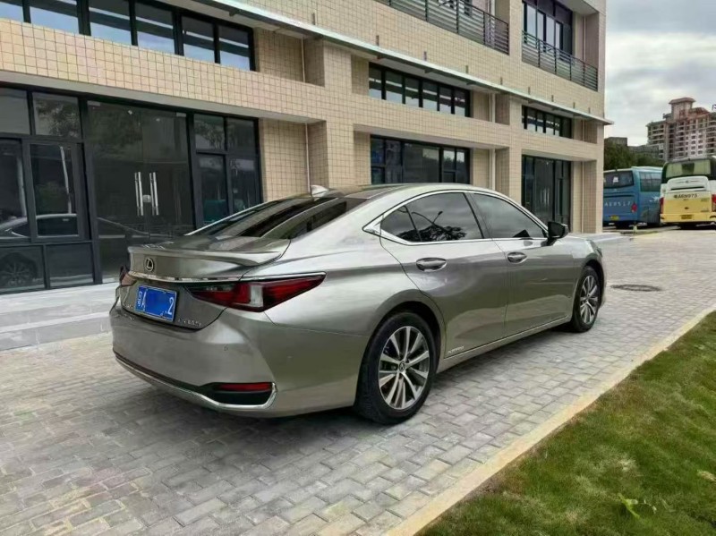 汕头21年雷克萨斯ES8