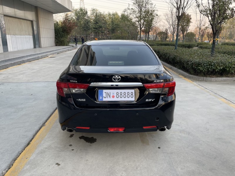 济宁17年丰田锐志9