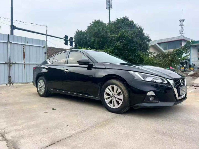 郑州21年日产天籁3