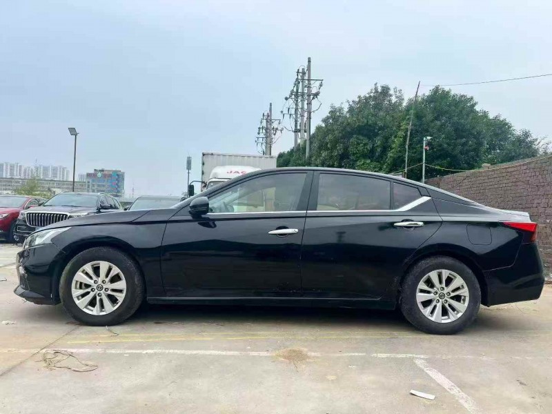 郑州21年日产天籁6