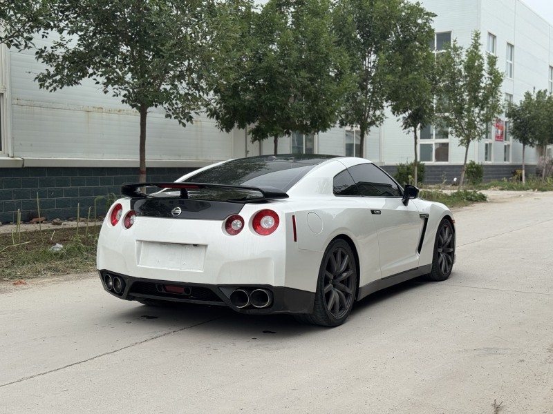 新乡15年日产GT-R6