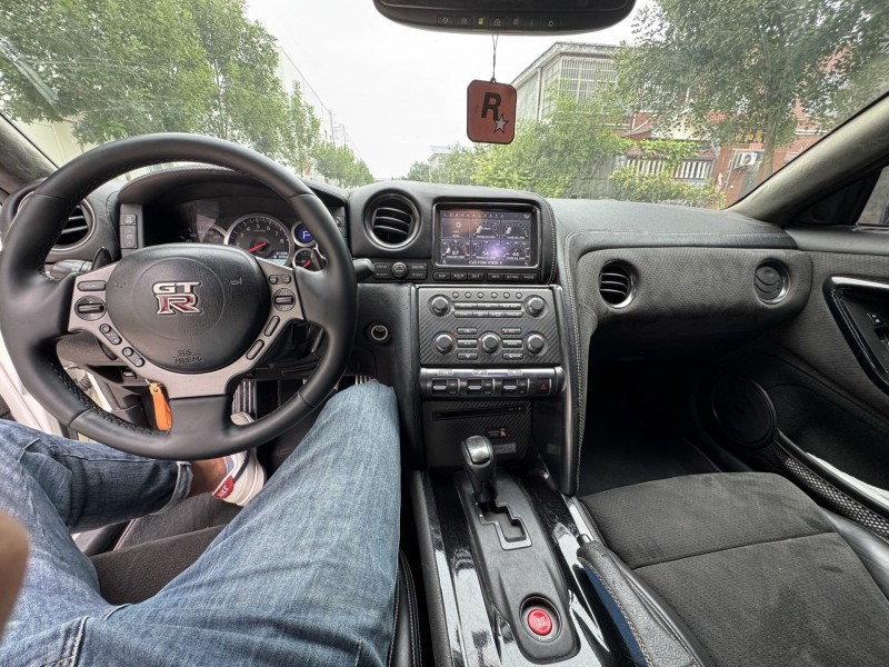 新乡15年日产GT-R8