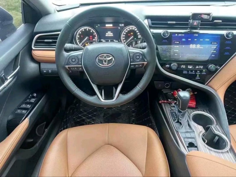 广州21年丰田凯美瑞8