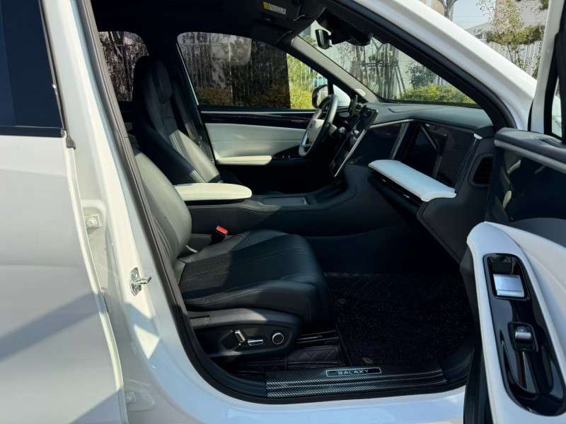 济宁24年吉利银河5