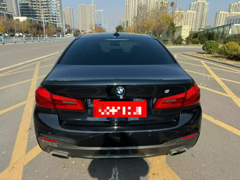 济宁17年宝马5系8