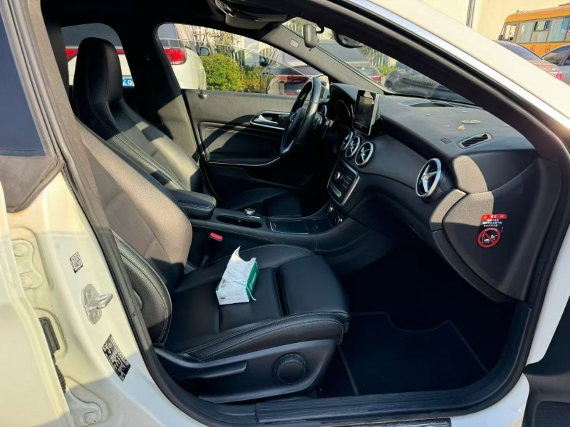 济宁17年奔驰CLA5