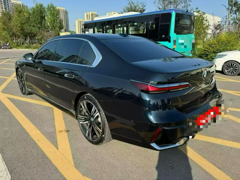 济宁24年宝马7系8
