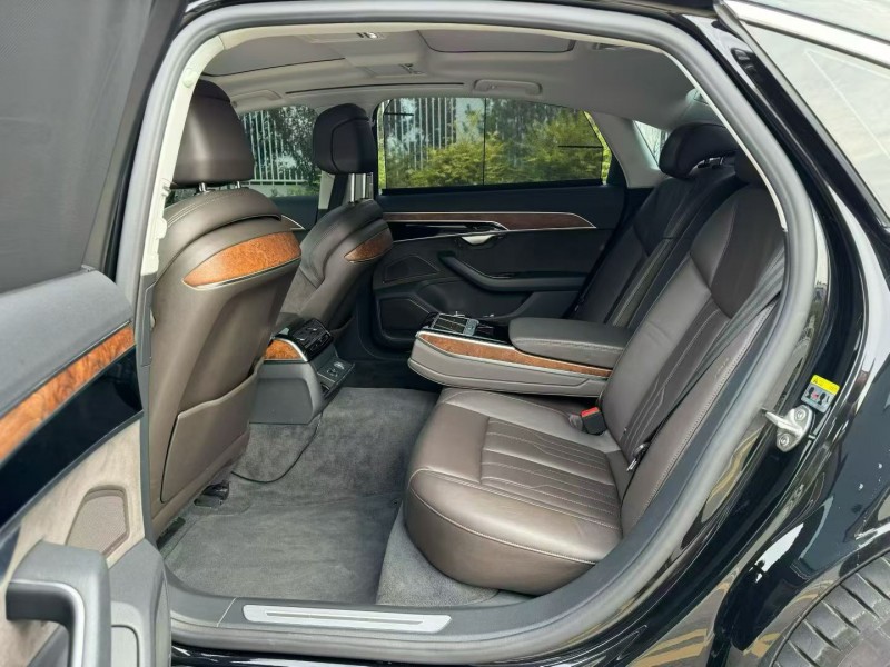 济宁19年奥迪A8L3