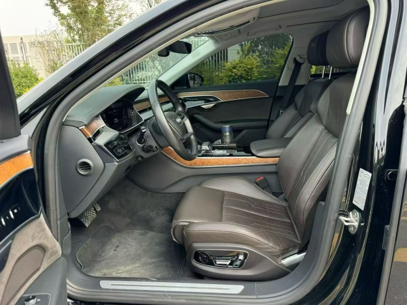 济宁19年奥迪A8L6