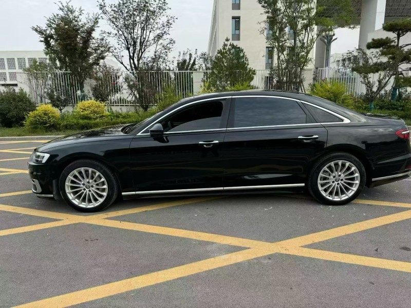 济宁19年奥迪A8L7