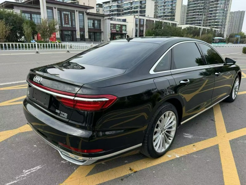 济宁19年奥迪A8L8