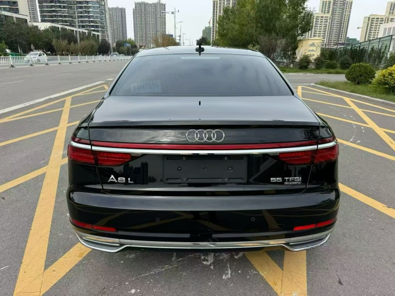 济宁19年奥迪A8L9