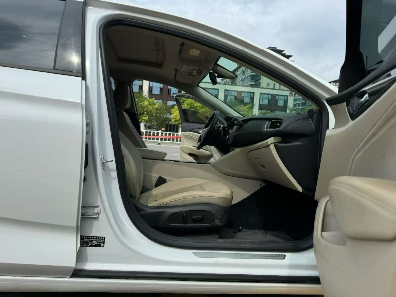 济宁22年别克君威4