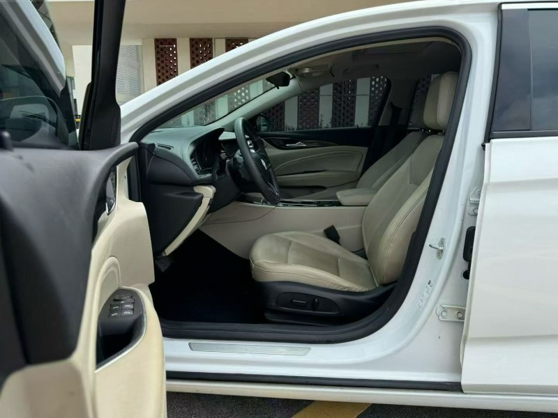 济宁22年别克君威6