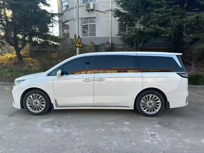 青岛23年岚图汽车梦想家3