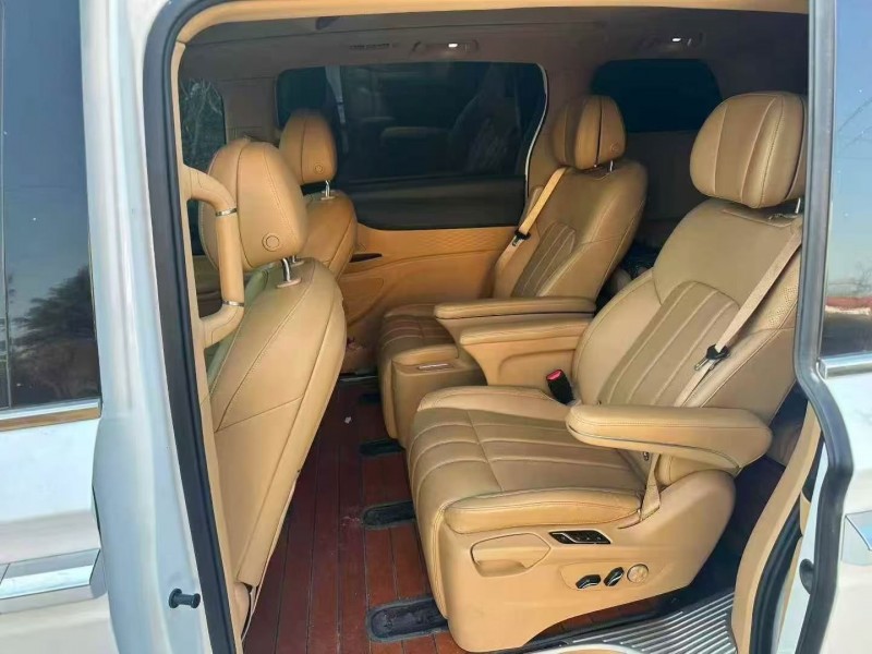 青岛23年岚图汽车梦想家5