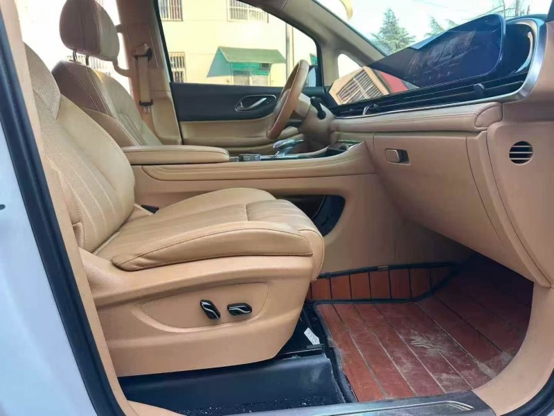 青岛23年岚图汽车梦想家7