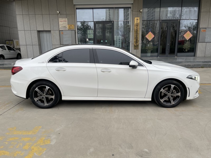 济宁22年奔驰A7