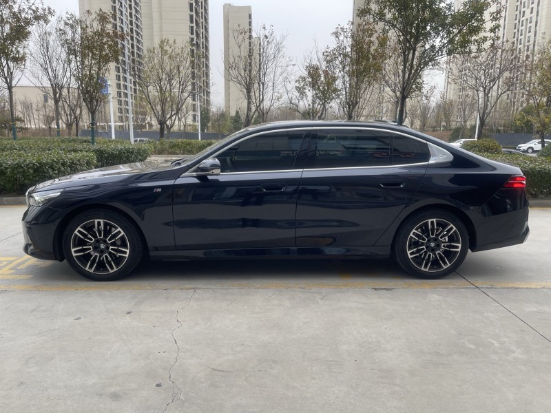 济宁24年宝马5系8