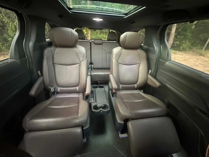 广州23年丰田塞纳4