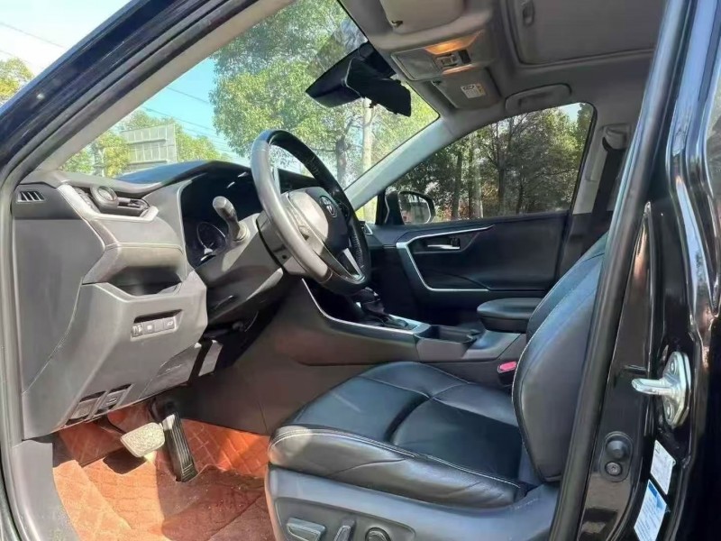 青岛22年丰田威兰达4