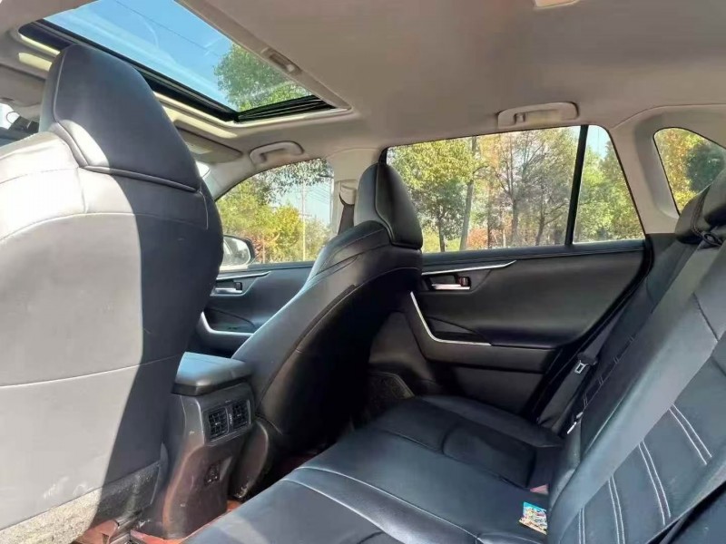 青岛22年丰田威兰达5