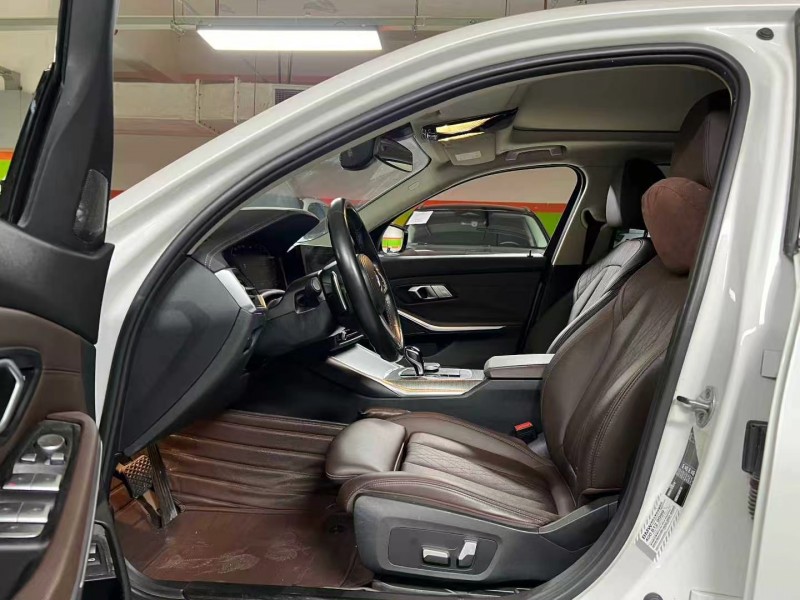 成都22年宝马3系9