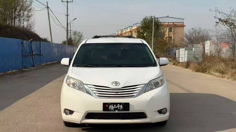 青岛17年丰田塞纳1