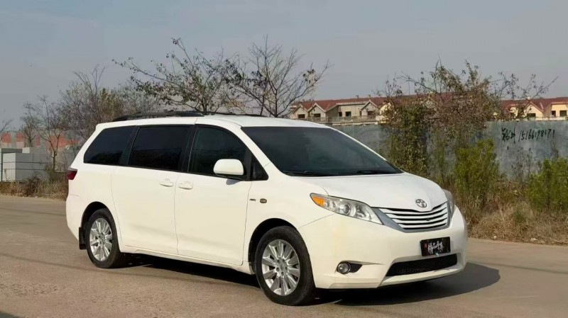 青岛17年丰田塞纳2