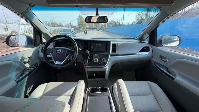 青岛17年丰田塞纳4