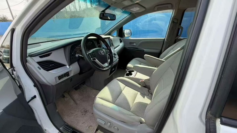 青岛17年丰田塞纳5