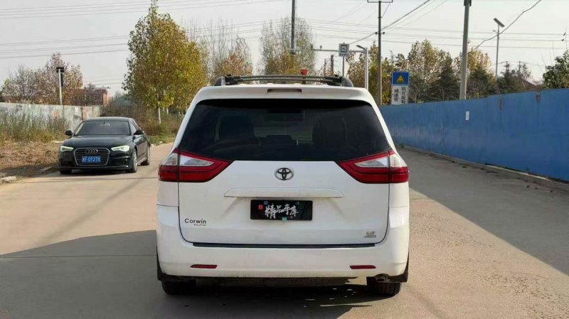 青岛17年丰田塞纳8