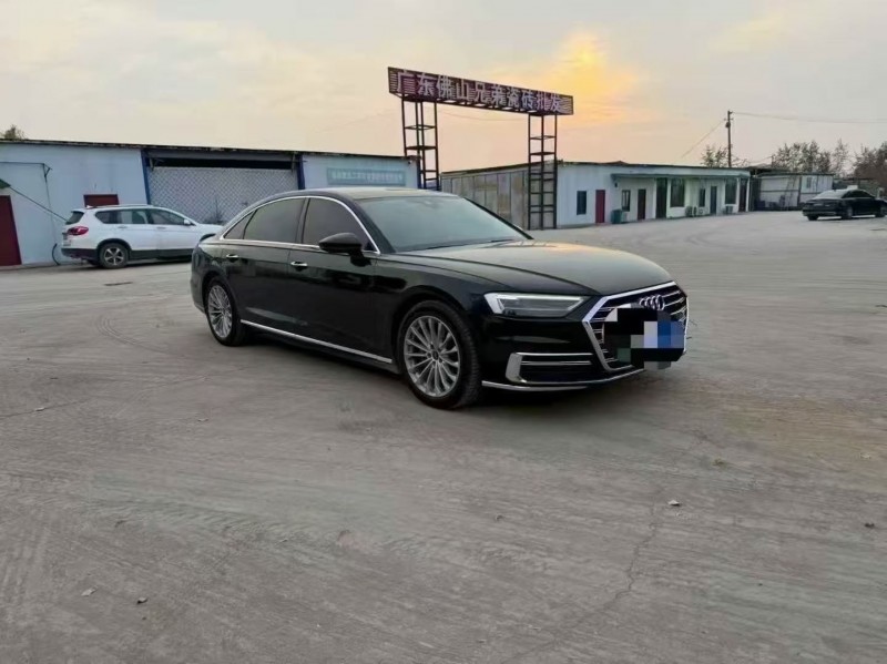 济宁22年奥迪A8L3