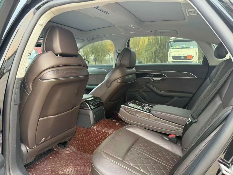 济宁22年奥迪A8L4