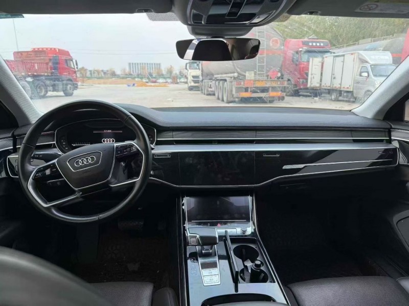 济宁22年奥迪A8L6