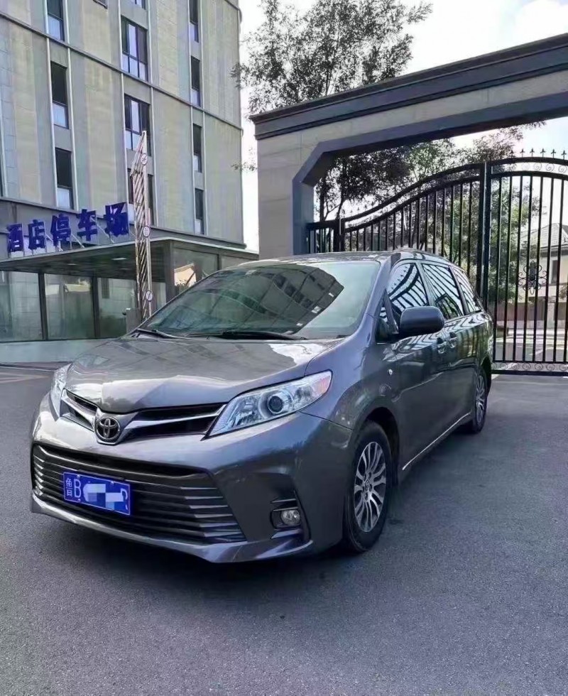 青岛19年丰田塞纳3