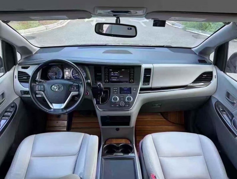 青岛19年丰田塞纳8