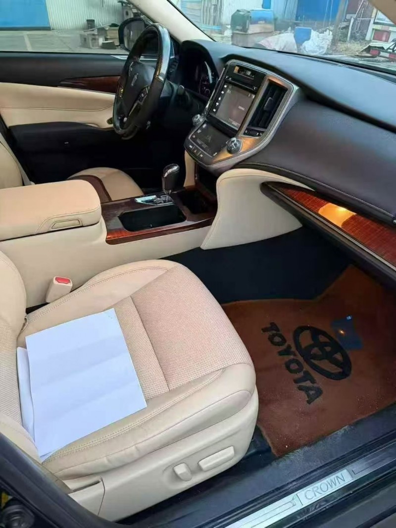 济宁16年丰田皇冠5