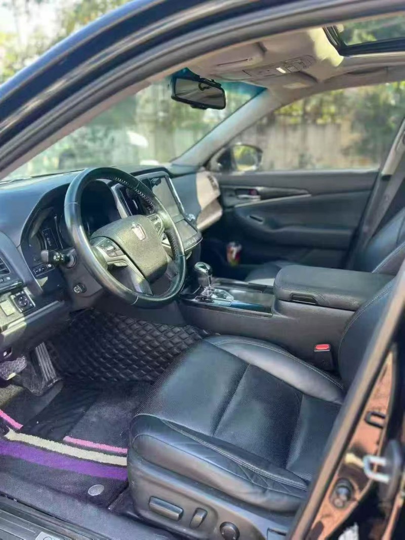 桂林17年丰田皇冠6