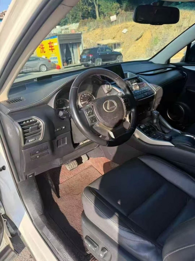 常德16年雷克萨斯NX4