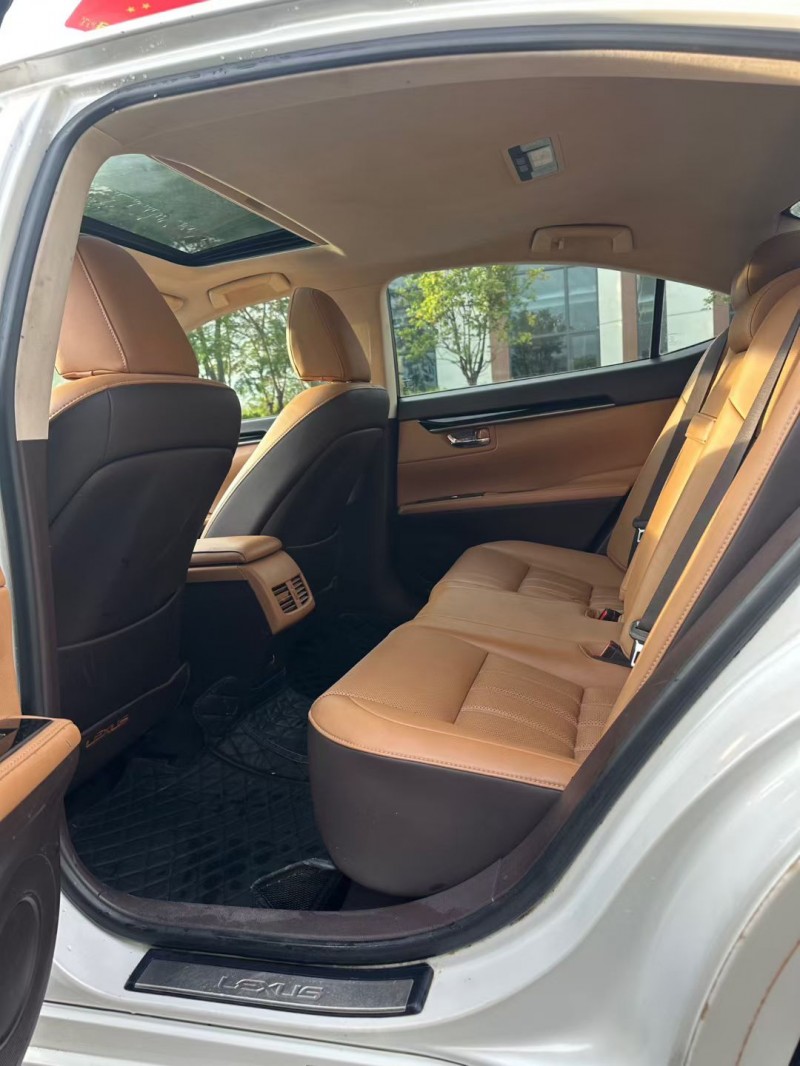 广州17年雷克萨斯ES7