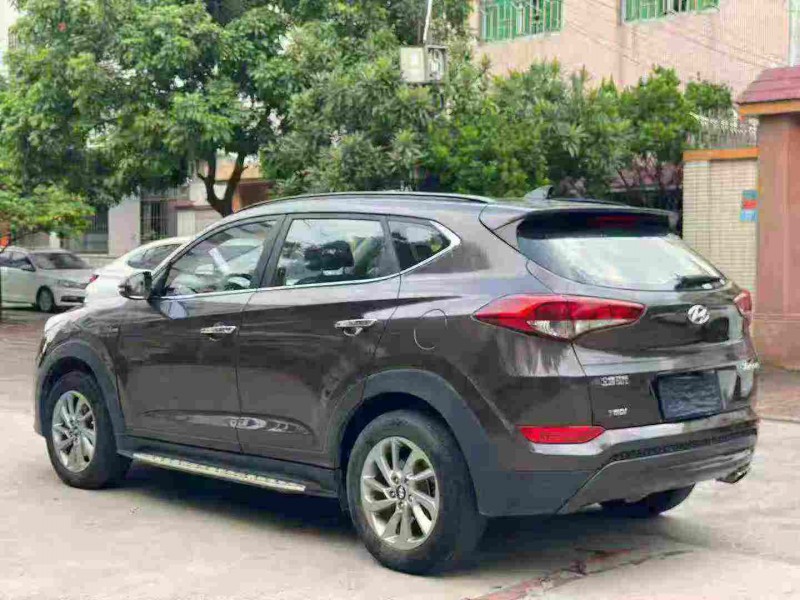 中山16年现代途胜8