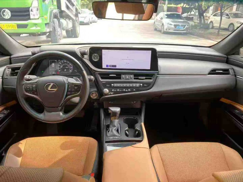 中山23年雷克萨斯ES5